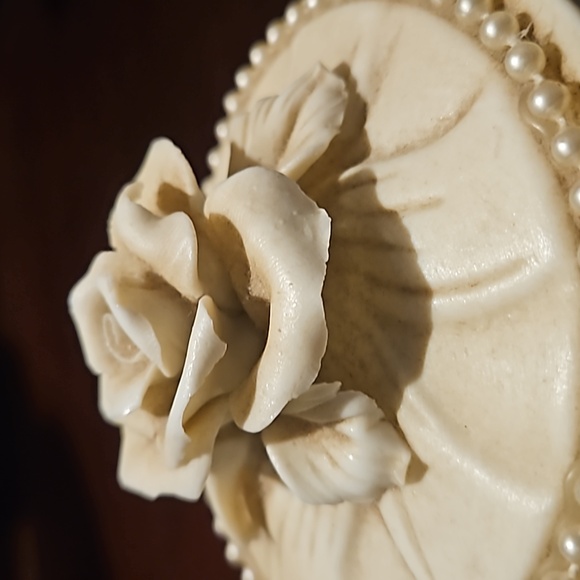 4.25"  Bisque Capodimonte Rose Pearl Trinket Box - Picture 5 of 8
